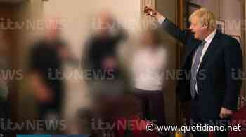 Johnson e le foto del brindisi in lockdown Ora il premier inglese torna in bilico - QUOTIDIANO NAZIONALE