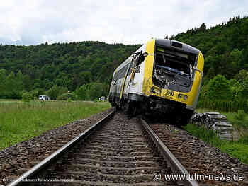 Unglück in Blaustein: Entgleister Zug mit Spezialkränen geborgen