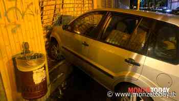 Incidente a Monza, auto sfonda la vetrina - MonzaToday