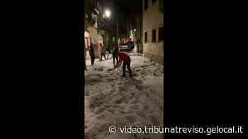Maltempo, ad Asolo la gente con la pala per liberare le strade dalla grandine - Video