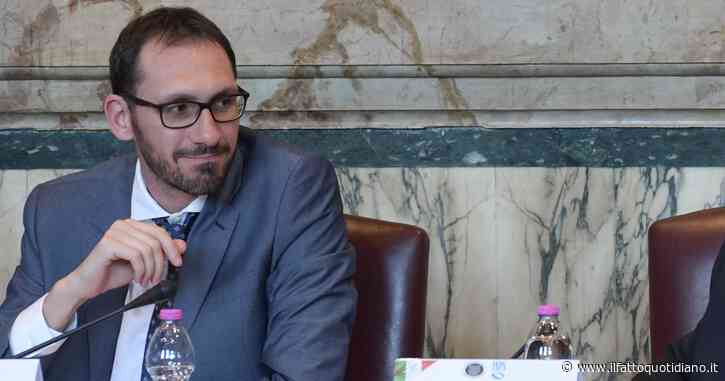 Il tesoriere M5s e il murale di Draghi al guinzaglio di Biden. Conte: “Graffiti? Non dare importanza”. Ma Di Maio: prenda le distanze