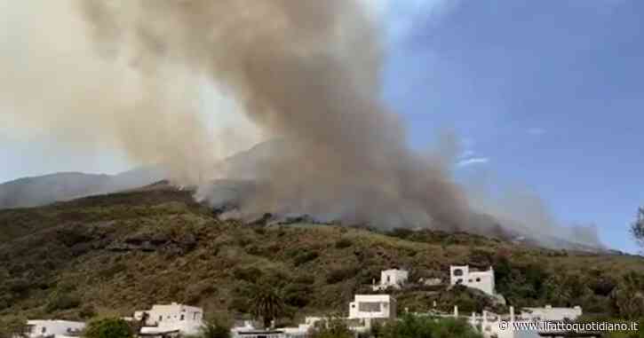 Incendio a Stromboli, in fiamme cinque ettari di macchia mediterranea. Il rogo forse partito dal set della fiction con Ambra Angiolini