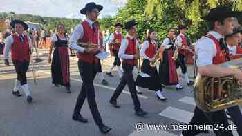 Video und Fotos: Festzug mit über 1000 Teilnehmern auf dem Weg zum Festgelände