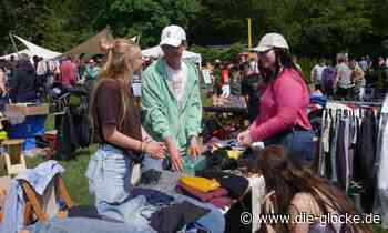 Besucher stöbern an 160 Flohmarkt-Ständen in Stromberg - Die Glocke