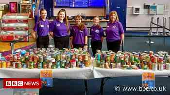 Cinema holds Cans Film Festival in aid of food banks - BBC