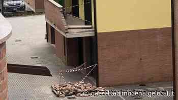 Marano, sbaglia manovra e distrugge il balcone - La Gazzetta di Modena