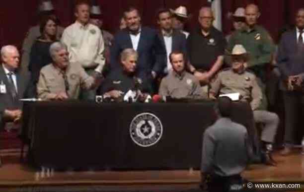 Beto O'Rourke crashes Abbott press conference on Uvalde school shooting