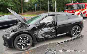 Le Kia EV6 de Jaromir Jagr embouti par un tramway