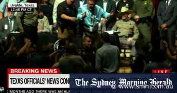 Beto O'Rourke interrupts press conference of Texas governor