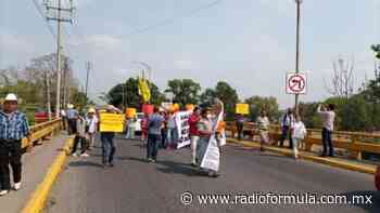 Agentes municipales bloquean el puente principal de Misantla - Radio Fórmula