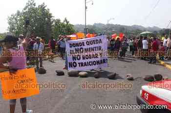 Exagentes y subagentes municipales se manifiestan en Palacio de Misantla - alcalorpolitico