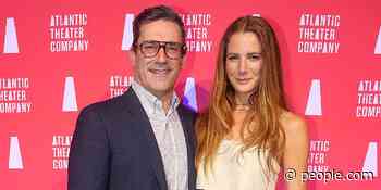 Jon Hamm and Girlfriend Anna Osceola Hit the Red Carpet in N.Y.C., Plus Kelly Clarkson and More - PEOPLE