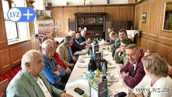 14 Bürgermeister und Altbürgermeister aus dem Altkreis Oschatz an einem Tisch - Leipziger Volkszeitung