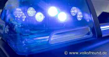 Blaulicht: Autofahrer schleudert bei Kollision Verkehrsschild 35 Meter weit und fährt auf und davon - Trierischer Volksfreund