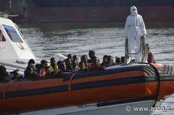 Migranti: sbarchi a Crotone, fermati 6 presunti scafisti - Agenzia ANSA