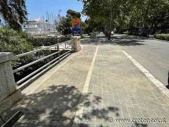 (Foto) Crotone, pista Ciclo-Pedonale: ripristinata la "linea divisoria" della discordia - CrotoneOK.it
