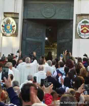 Crotone: Anziana signora in processione, "se tutti pensano solo a fare foto, chi prega?" - Fantapol News