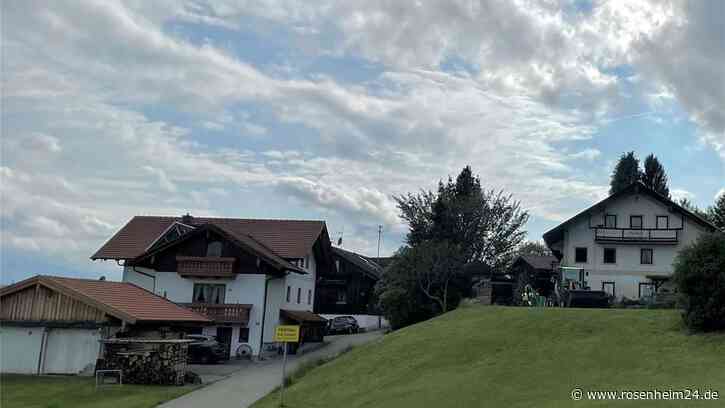 „Ob es uns gefällt oder nicht“ – Marktausschuss Bruckmühl stimmt Abbruch eines Stallgebäudes und Wohnungsneubau zu