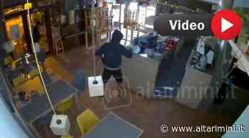 Santarcangelo, ecco i ladri ripresi mentre rubano la cassa del bar - AltaRimini