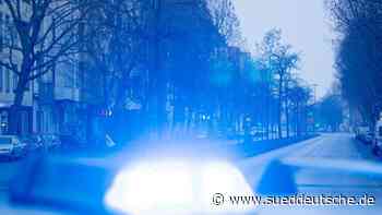 Menschen springen weg: Auto rast zum Abschluss durch Stadt - Süddeutsche Zeitung - SZ.de