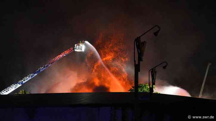 Großbrand auf Schrottgelände in Mannheim - Polizei warnt Anwohner - SWR Aktuell
