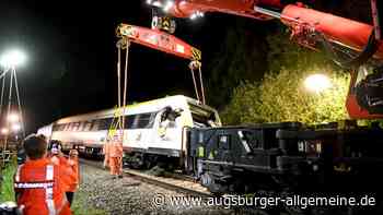 Zug nach Zusammenstoß mit Bus von Spezialkran geborgen