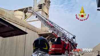 Alba di fuoco, fiamme in un silos di bitume per asfalto: i pompieri domano il rogo - ForlìToday
