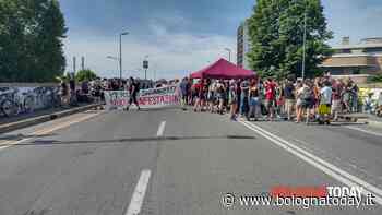 Occupazione in via Zago: blitz all'alba, edificio sotto sgombero | FOTO - BolognaToday