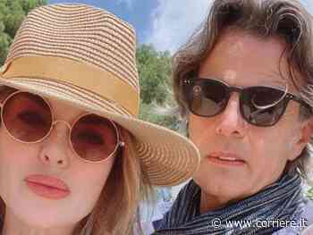 Alba Parietti non si nasconde più: eccola innamorata e felice a Ibiza con il nuovo fidanzato Fabio Adami - Corriere della Sera