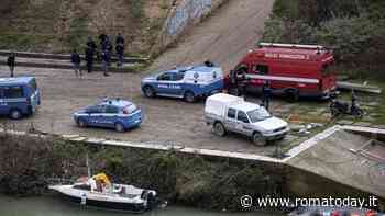 Cadavere di un uomo affiora dal Tevere, i passanti danno l'allarme