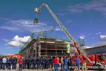 Feuerwehr-Ausbildungszentrum in Treuen: Rohbau in Eich die Richtkrone aufgesetzt - freiepresse.de
