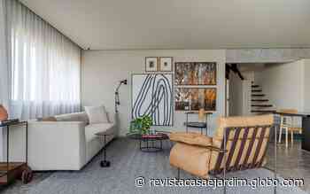 Escada de madeira é preservada e renovada após reforma de dúplex - Casa e Jardim