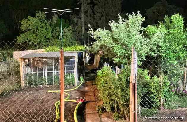 FW Grevenbroich: Feuerwehr rettet 30 Vögel bei Brand einer Gartenlaube / Stundenlange Löscharbeiten - Brandursache unklar