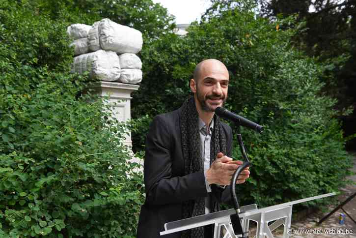 Beeldend kunstenaar Mekhitar Garabedian onthult kunstwerk in Stadspark