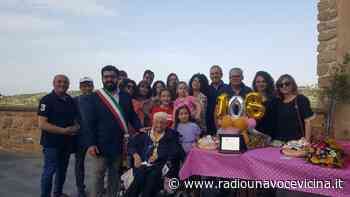 Carlentini, Il record di Giovannina Sesto Gulizia 108 anni e non sentirli. Gli auguri dell'amministrazione comunale con una targa ricordo, un mazzo di fiori e la torta - Radio Una Voce Vicina - - Radio Una Voce Vicina