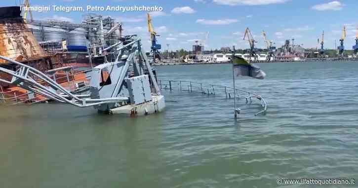 Guerra in Ucraina, stendardo sventola sulla nave da guerra affondata nel porto di Mariupol: “È l’ultima bandiera militare in città”