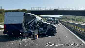 Violento scontro tra due furgoni sull'A2, quattro giovani feriti - Soverato Web