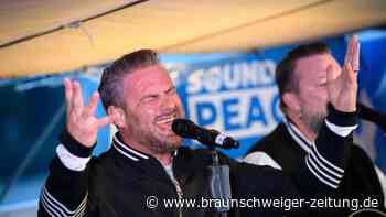 Sasha und Lotte singen auf der Elbe für Frieden