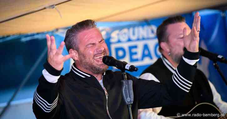 Sasha und Lotte singen auf der Elbe für Frieden