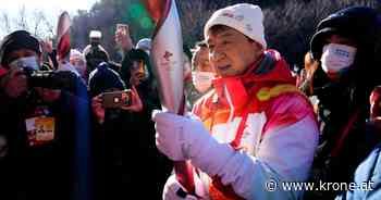 Jackie Chan trägt Olympisches Feuer auf die Mauer - Kronen Zeitung