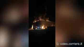 Incendio nella notte a Calcinato: in fiamme la ditta edile Paghera - Corriere TV