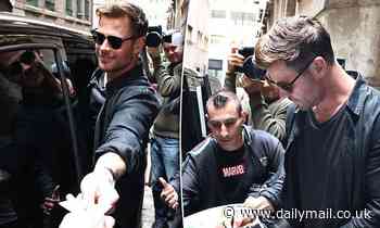 Chris Hemsworth stops to sign autographs for adoring fans in Sydney after enjoying lunch - Daily Mail