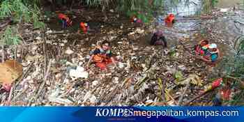 Sampah Bambu Penuhi Aliran Sungai Cikeas, DLH Kota Bekasi Terjunkan "Pasukan Katak Oranye" - Kompas.com - Megapolitan Kompas.com