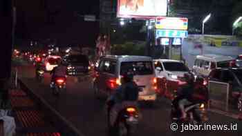Arus Kendaraan dari Lembang ke Kota Bandung Padat Merayap, Polisi Terapkan One Way - jabar.inews.id