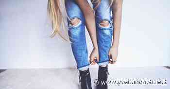 Studentessa va a scuola con jeans strappati, prof glieli copre con scotch: «Poco decorosi» - Positano Notizie