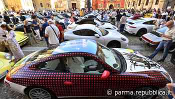 Sfilata di cento Porsche in piazza Duomo a Parma - foto - La Repubblica