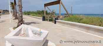 Cestini nuovi ignorati sul lungomare: i bagnanti usano una statua come bidone dell’immondizia - Primonumero