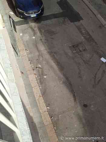 Auto in sosta impediscono pulizia della spazzatrice, sporcizia in via Adriatica - Primonumero