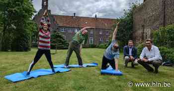 Internationale yogadag in tuin van Sint-Godelieveabdij in Brugge - Het Laatste Nieuws