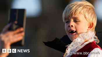 Whitby: Ghoulish gathering smashes 'vampire' world record - BBC